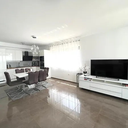 Jasmin With Sea View Apartament *